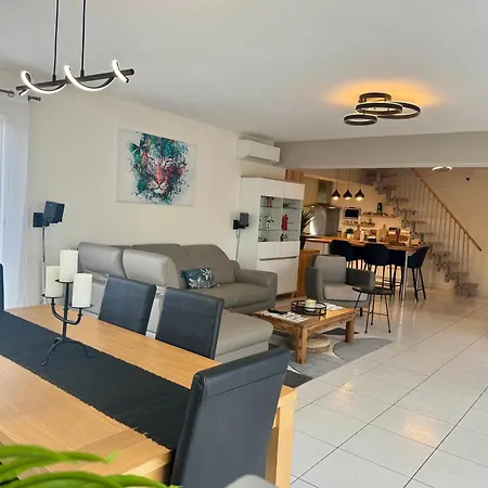 Avec Piscine Вилла